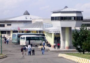 Otogarda bıçaklı kavga: 2 yaralı